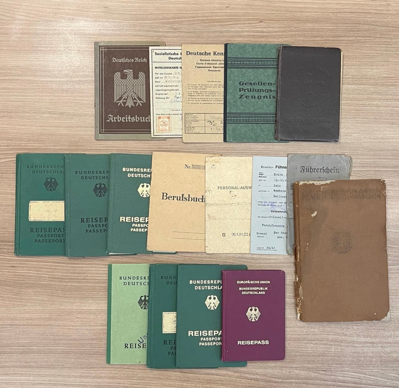 Documentos históricos alemães usados na reconstrução das linhagens: carteiras de trabalho, certidões, carteiras de identidade e passaportes